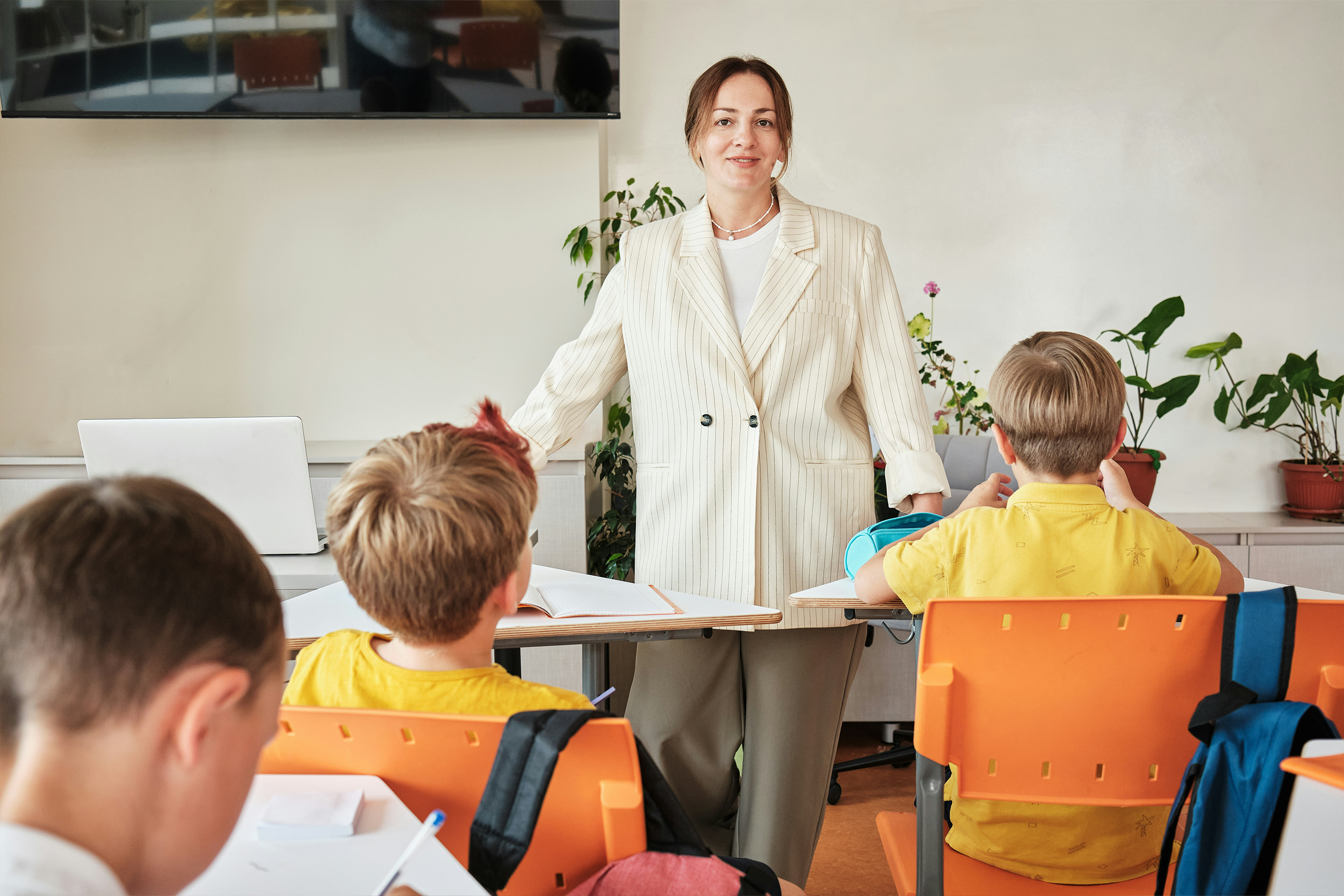 aba-experienced-professionals ABA therapist engaging with a child in a session, representing skilled and experienced professionals